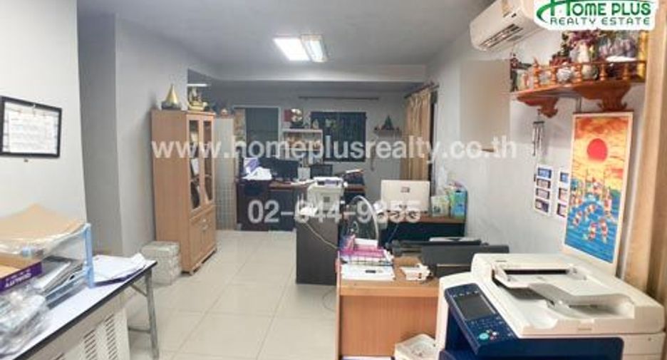 For sale 3 bedrooms townhouse in Don Mueang, Bangkok