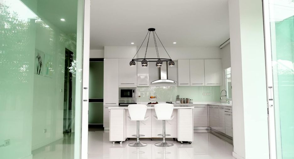 Haus zur Miete und zum Kauf mit 6 Zimmer in Min Buri, Bangkok