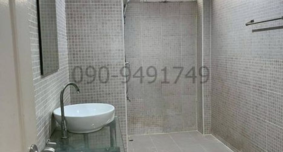 For rent 2 bedrooms retail Space in Khlong Toei, Bangkok