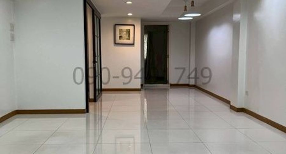 For rent 2 bedrooms retail Space in Khlong Toei, Bangkok
