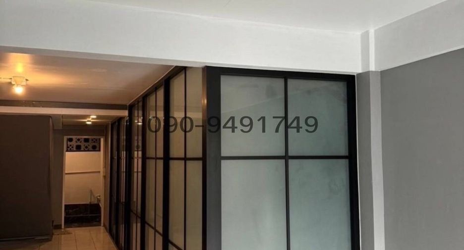 For rent 9 bedrooms retail Space in Khlong San, Bangkok
