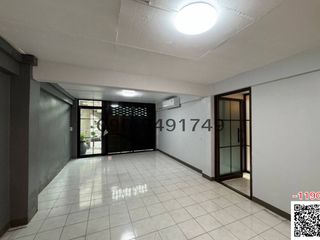 For rent 9 bedrooms retail Space in Khlong San, Bangkok
