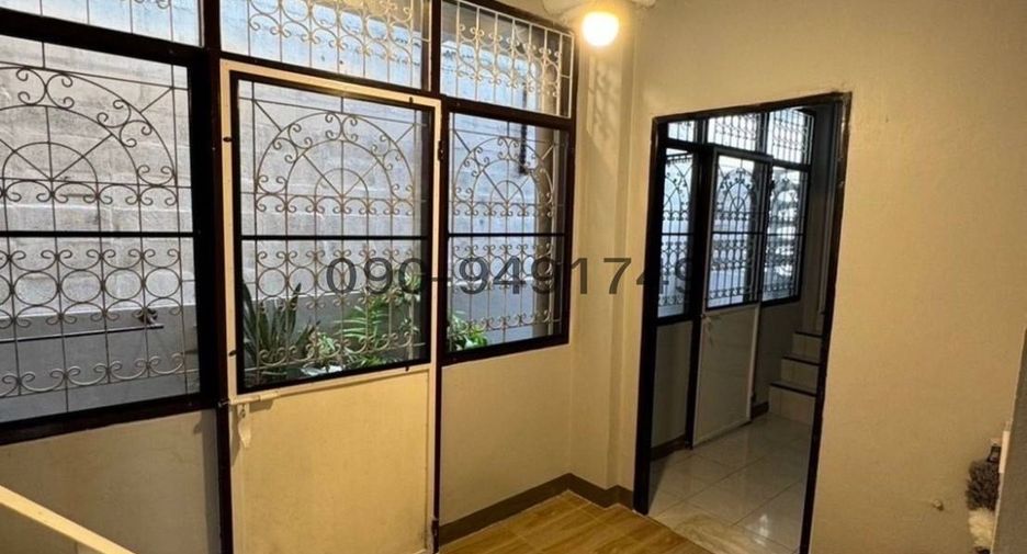 For rent 9 bedrooms retail Space in Khlong San, Bangkok