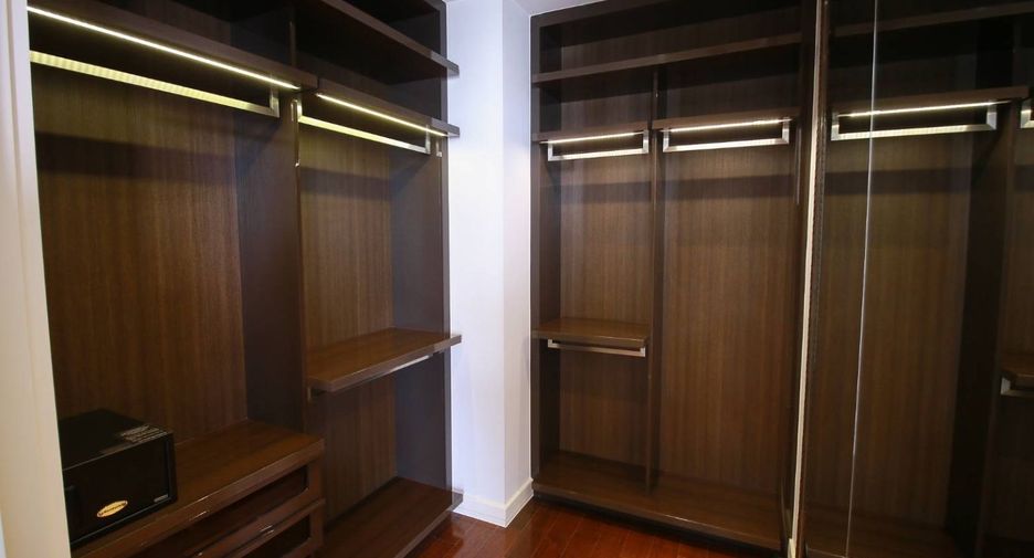 For rent 3 bedrooms condo in Khlong Toei, Bangkok
