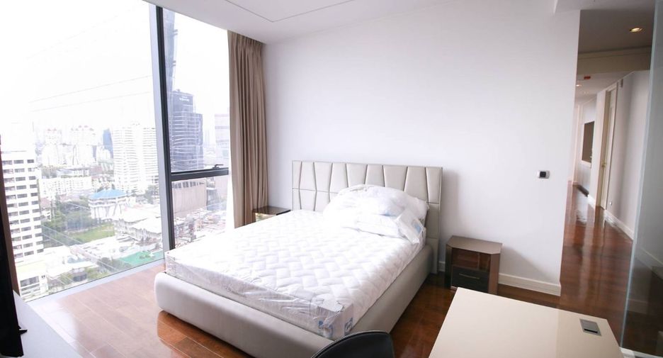 For rent 3 bedrooms condo in Khlong Toei, Bangkok