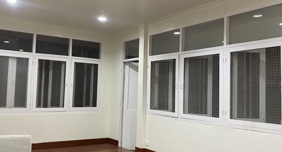 ให้เช่า 4 ห้องนอน ทาวน์เฮ้าส์ ใน วัฒนา, กรุงเทพฯ