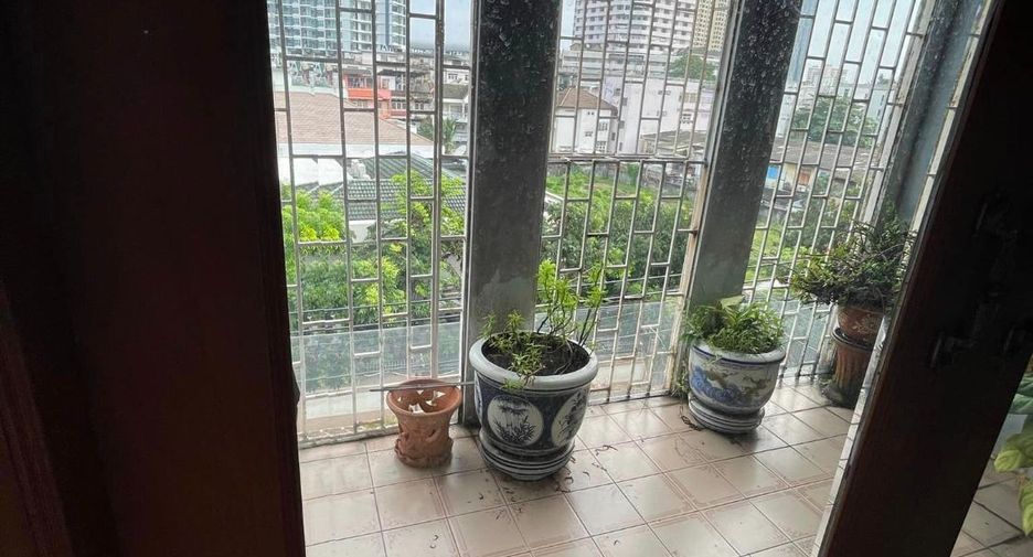 For sale 6 bedrooms retail Space in Khlong San, Bangkok