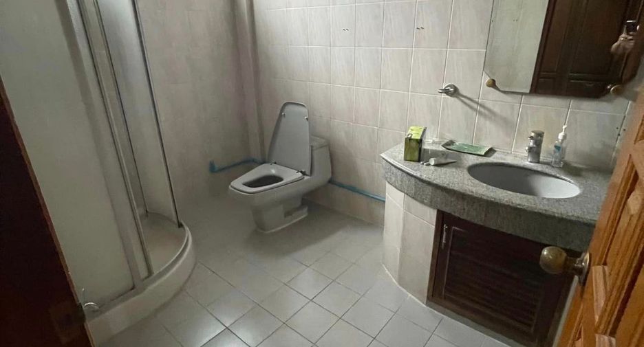 For sale 6 bedrooms retail Space in Khlong San, Bangkok