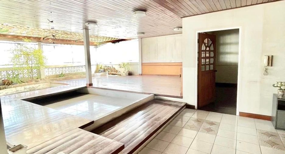 For sale 6 bedrooms retail Space in Khlong San, Bangkok