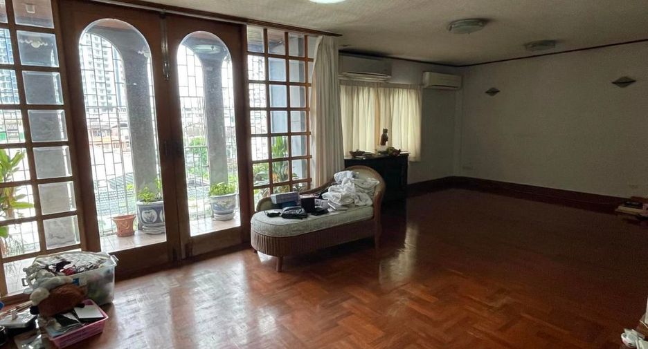 For sale 6 bedrooms retail Space in Khlong San, Bangkok