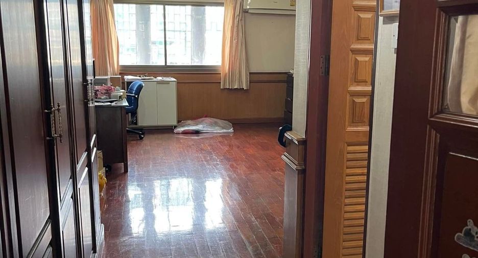 For sale 6 bedrooms retail Space in Khlong San, Bangkok