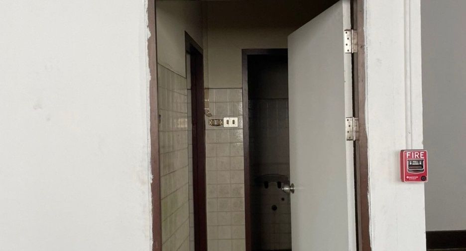 For rent 4 bedrooms retail Space in Samphanthawong, Bangkok