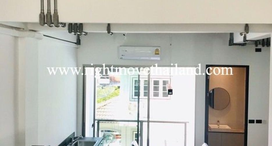 For sale 3 bedrooms townhouse in Watthana, Bangkok