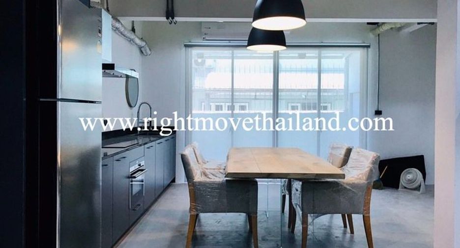 For sale 3 bedrooms townhouse in Watthana, Bangkok