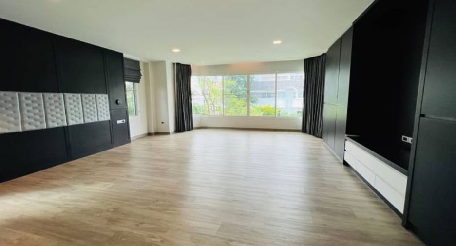 For rent and for sale 3 bedrooms townhouse in Watthana, Bangkok