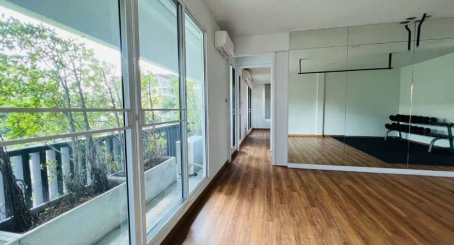 For rent and for sale 3 bedrooms townhouse in Watthana, Bangkok
