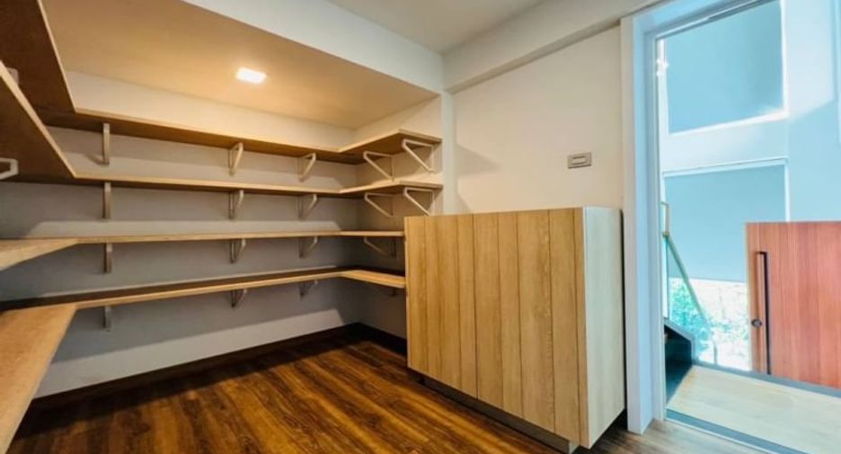 For rent and for sale 3 bedrooms townhouse in Watthana, Bangkok