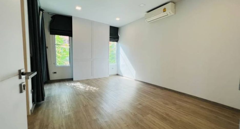 For rent and for sale 3 bedrooms townhouse in Watthana, Bangkok