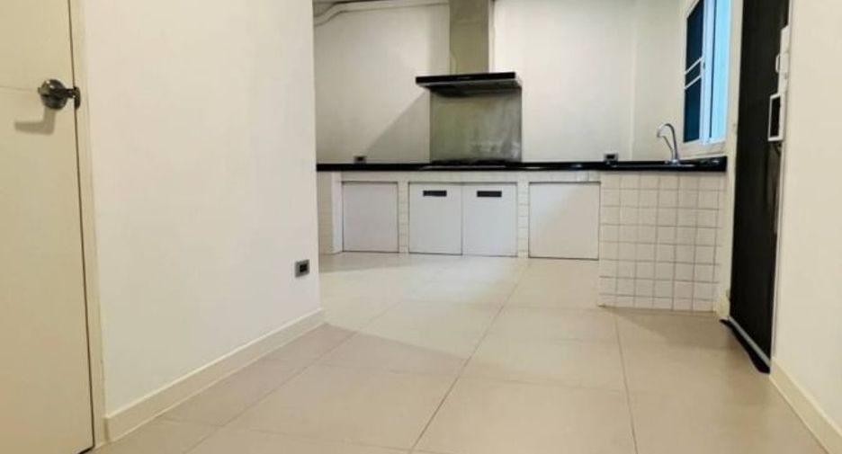 For rent and for sale 3 bedrooms townhouse in Watthana, Bangkok