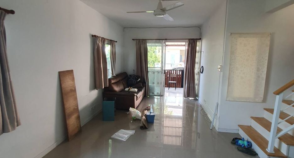 Casa adosada en venta de 3 habitaciones en Nong Chok, Bangkok