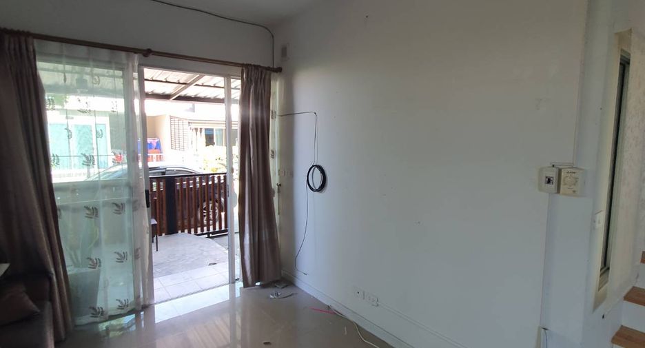 Casa adosada en venta de 3 habitaciones en Nong Chok, Bangkok