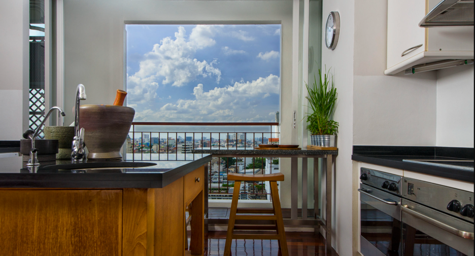 For rent 4 bedrooms condo in Sathon, Bangkok