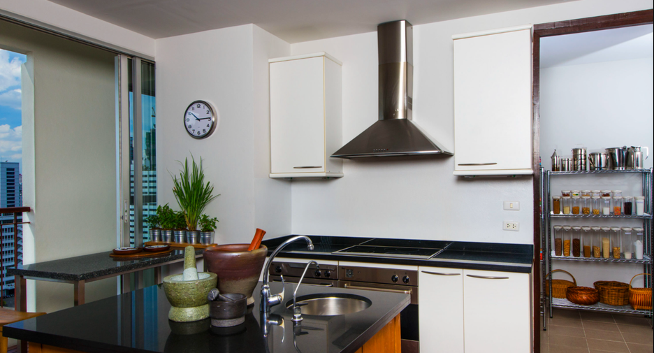 For rent 4 bedrooms condo in Sathon, Bangkok