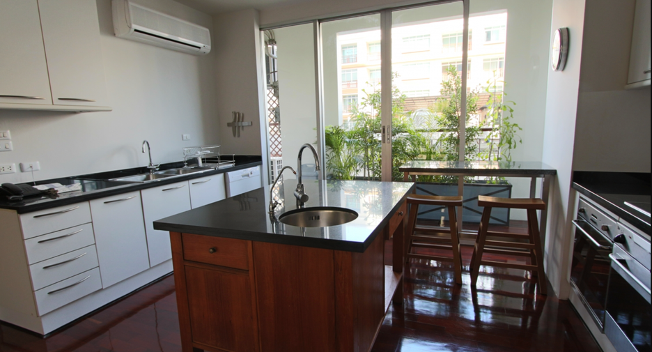 For rent 4 bedrooms condo in Sathon, Bangkok