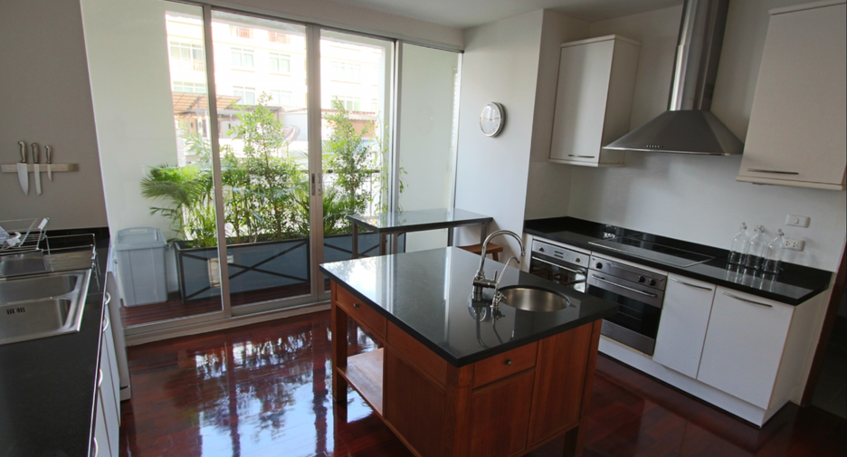 For rent 4 bedrooms condo in Sathon, Bangkok