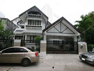 For rent 4 bedrooms house in Watthana, Bangkok