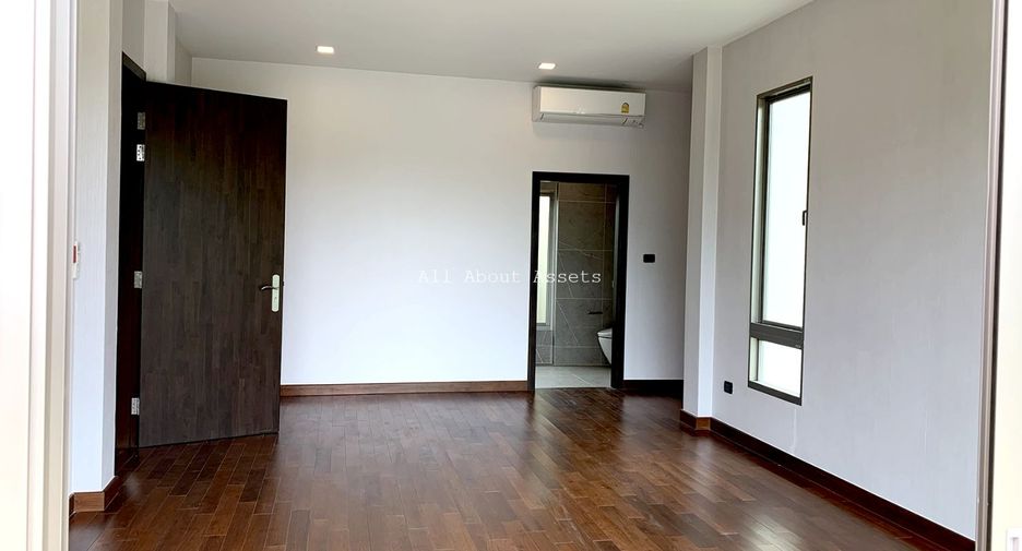 For sale 4 bedrooms house in Pak Kret, Nonthaburi