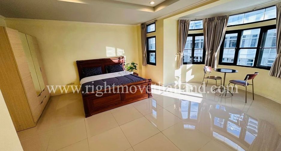 For rent 4 bedrooms townhouse in Watthana, Bangkok