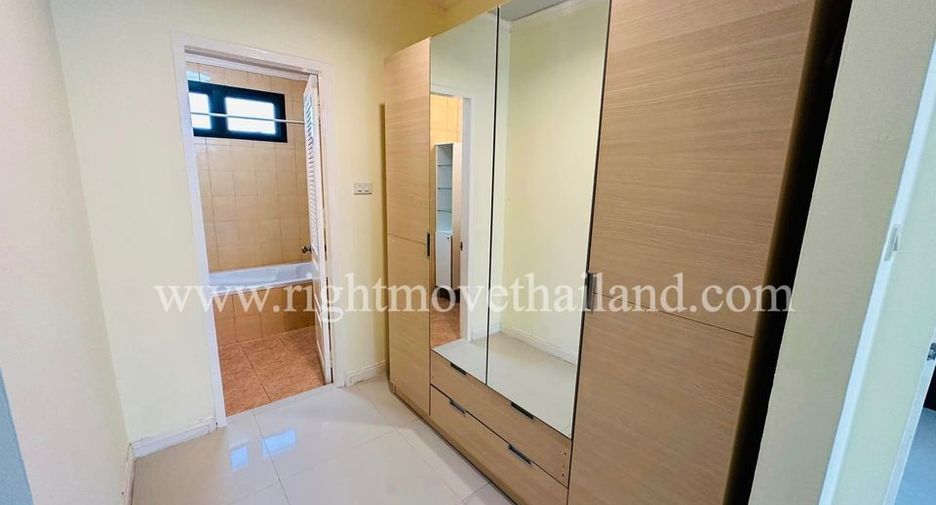 For rent 4 bedrooms townhouse in Watthana, Bangkok