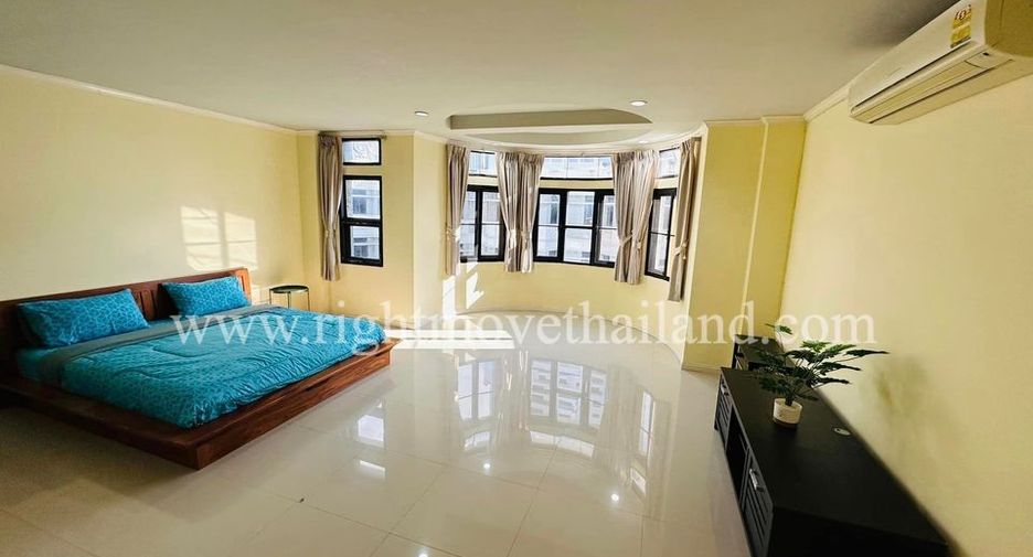 For rent 4 bedrooms townhouse in Watthana, Bangkok