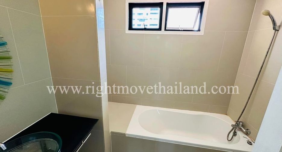 For rent 4 bedrooms townhouse in Watthana, Bangkok