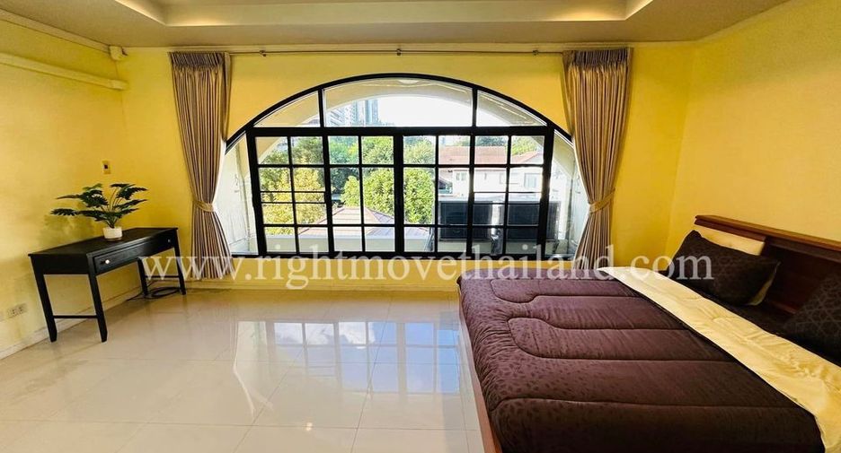 For rent 4 bedrooms townhouse in Watthana, Bangkok