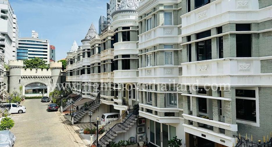 For rent 4 bedrooms townhouse in Watthana, Bangkok