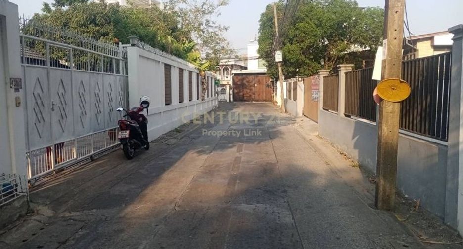 For rent そして for sale land in Watthana, Bangkok