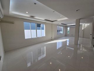 For rent 9 Beds retail Space in Lat Phrao, Bangkok