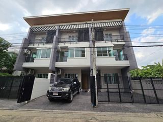 For rent 9 Beds retail Space in Lat Phrao, Bangkok