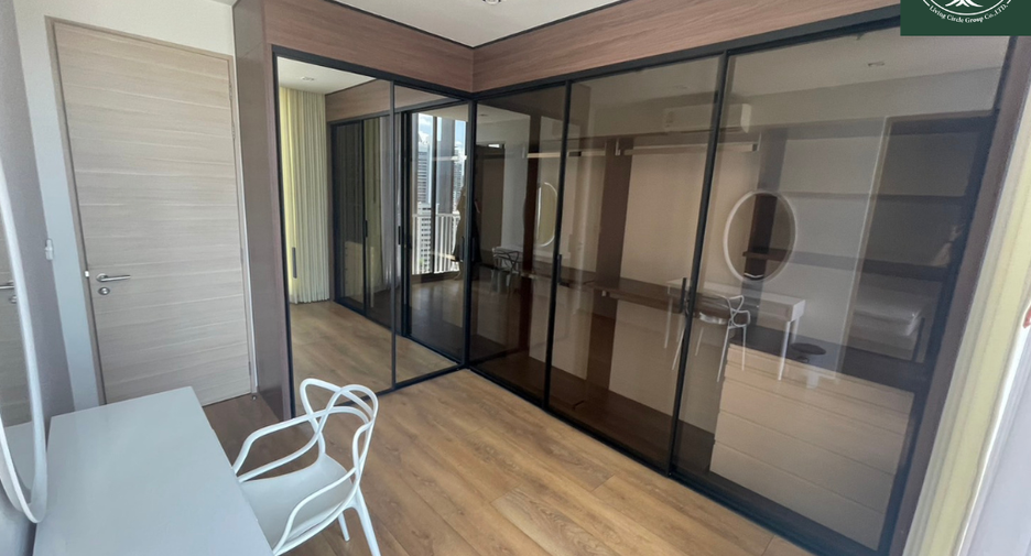 Condo en alquiler de 3 habitaciones en Khlong Toei, Bangkok
