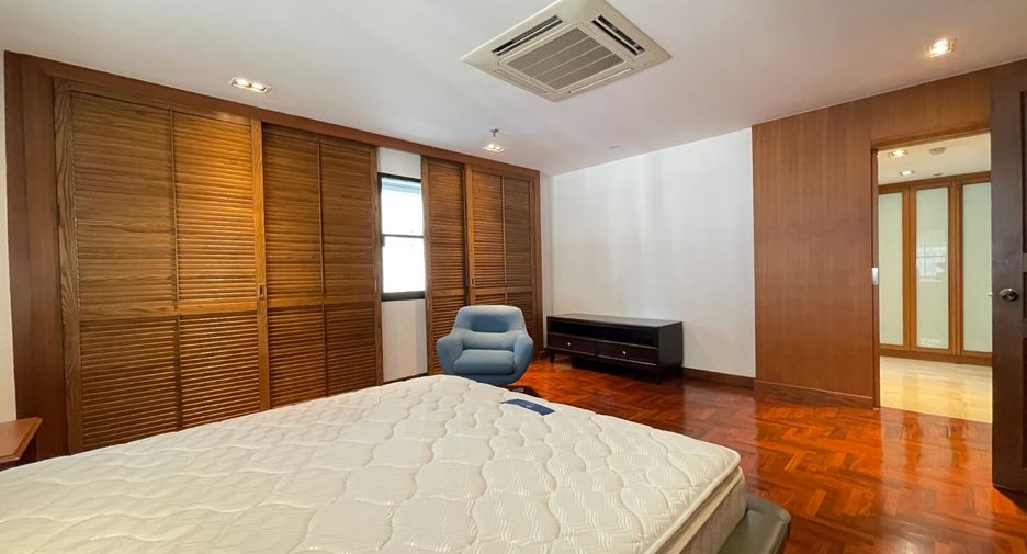 For rent 3 bedrooms condo in Khlong Toei, Bangkok