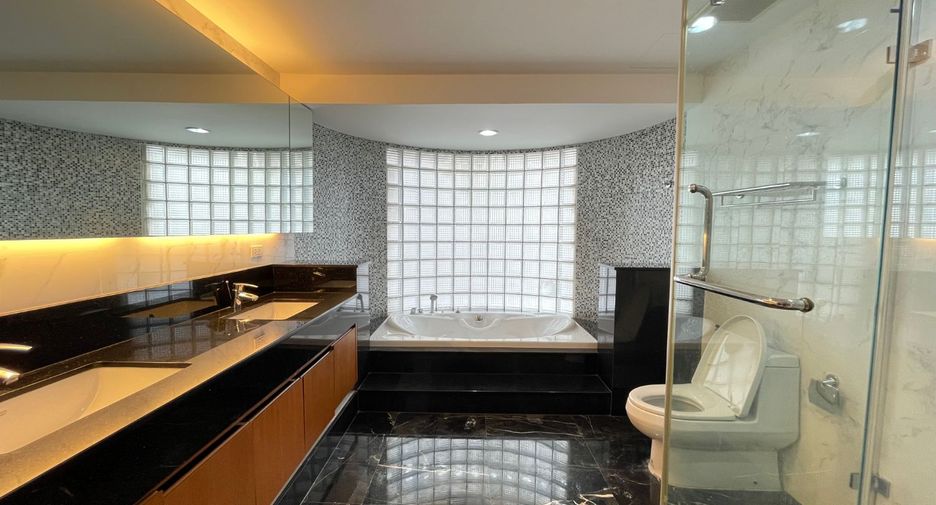 For rent 3 bedrooms condo in Khlong Toei, Bangkok