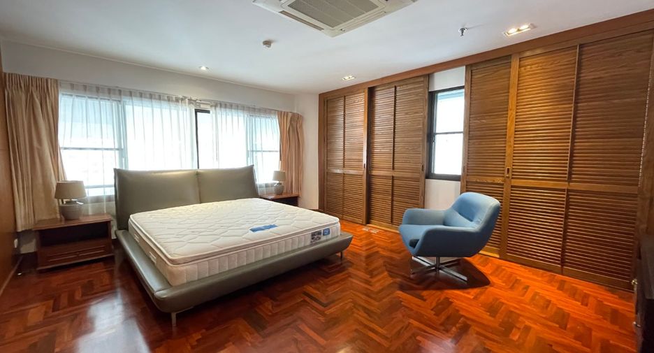 For rent 3 bedrooms condo in Khlong Toei, Bangkok