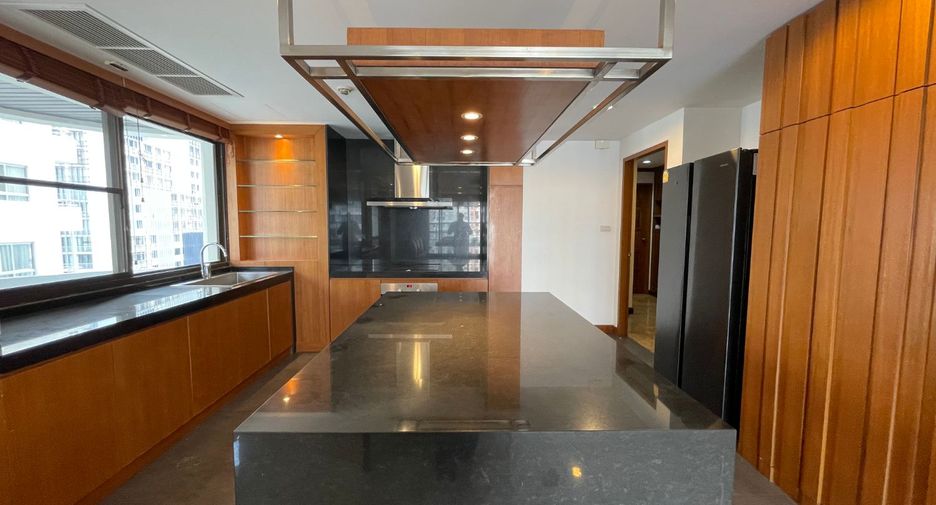 For rent 3 bedrooms condo in Khlong Toei, Bangkok
