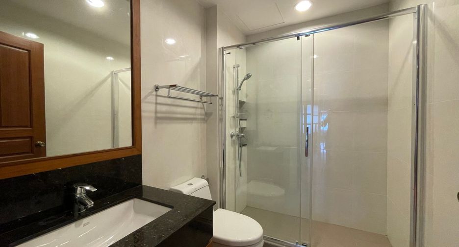 For rent 3 bedrooms condo in Khlong Toei, Bangkok
