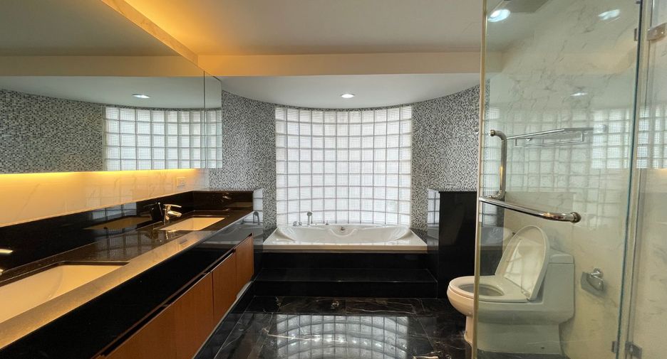 For rent 3 bedrooms condo in Khlong Toei, Bangkok