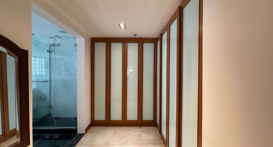 For rent 3 bedrooms condo in Khlong Toei, Bangkok