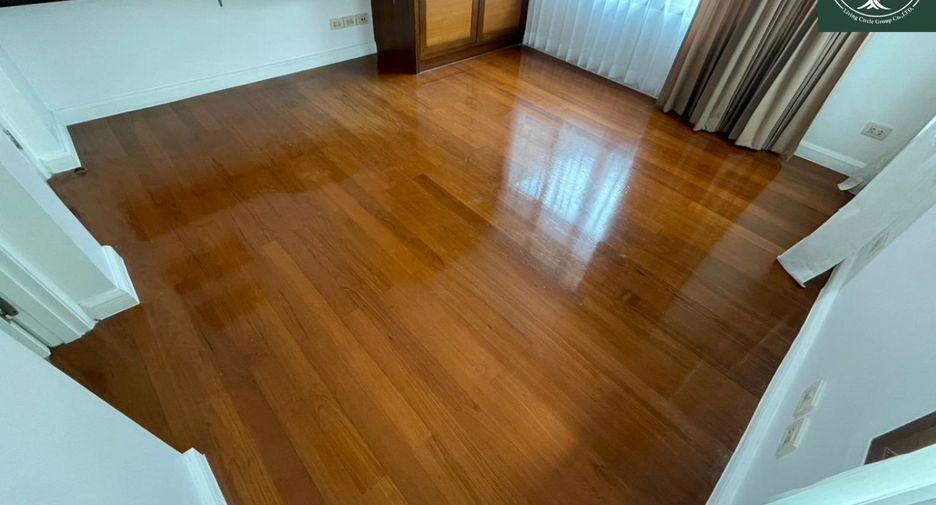 For rent 4 bedrooms house in Watthana, Bangkok