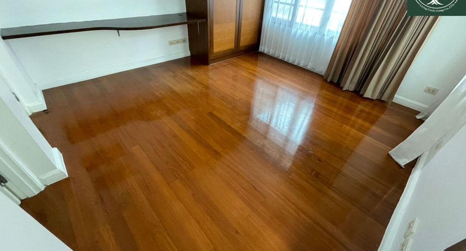 For rent 4 bedrooms house in Watthana, Bangkok
